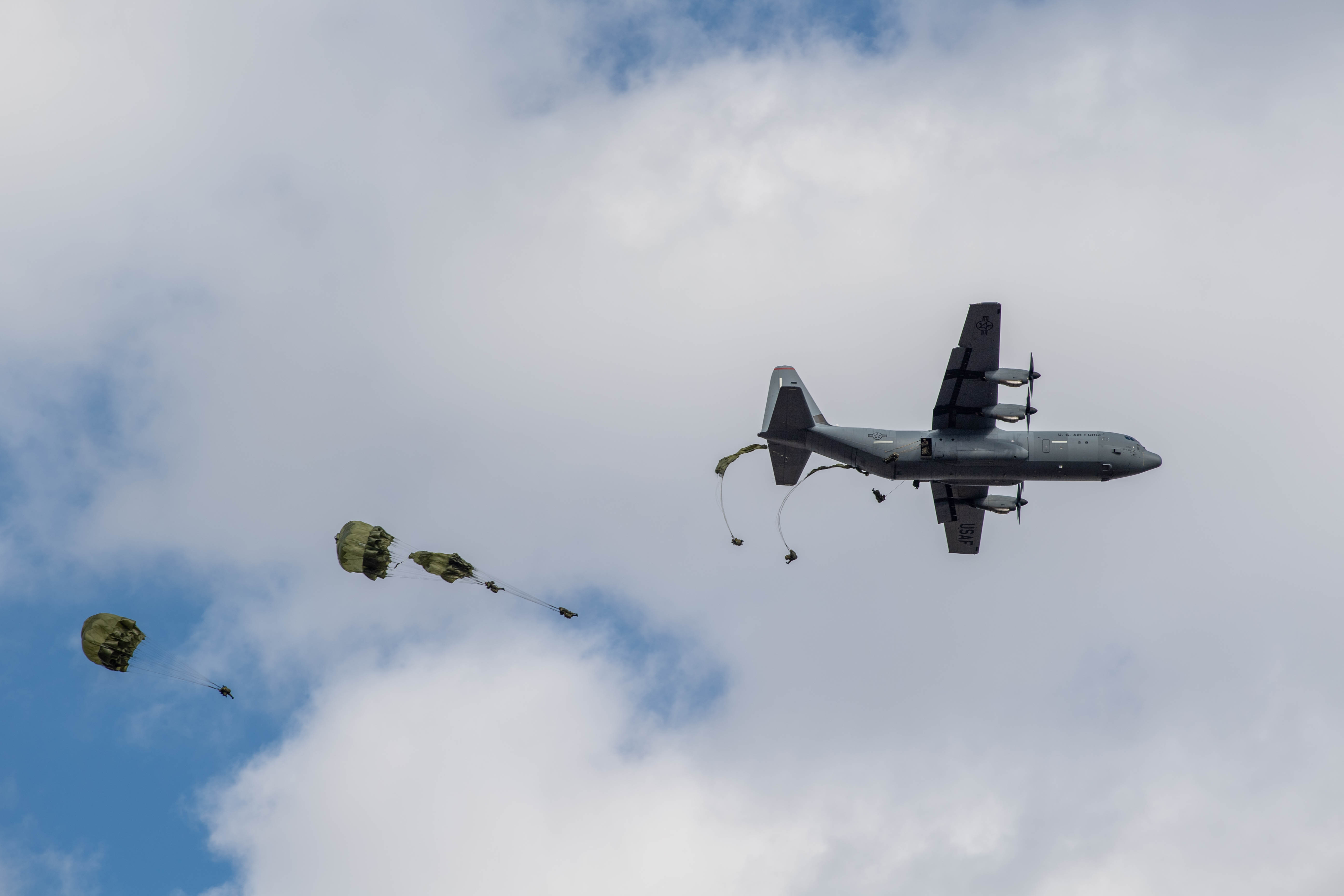 US international airborne forces soar in annual New Year's Jump